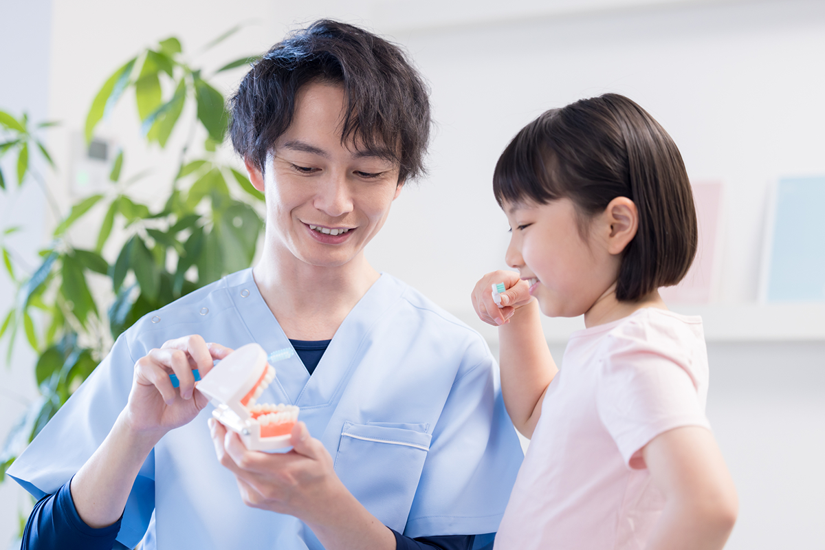 一般歯科・小児歯科向けの明るく親しみやすいデザイン